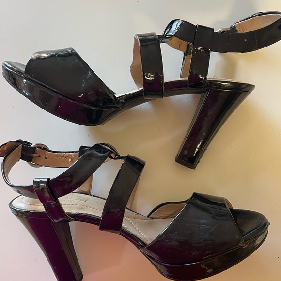Naturalizer strappy heels with slight platform. Black patent. Size 7 1/2 - Picture 2 of 9